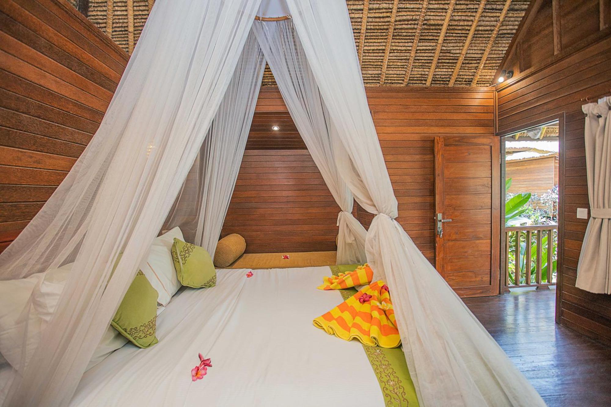Lembongan Mantra Huts Hotel Exterior photo