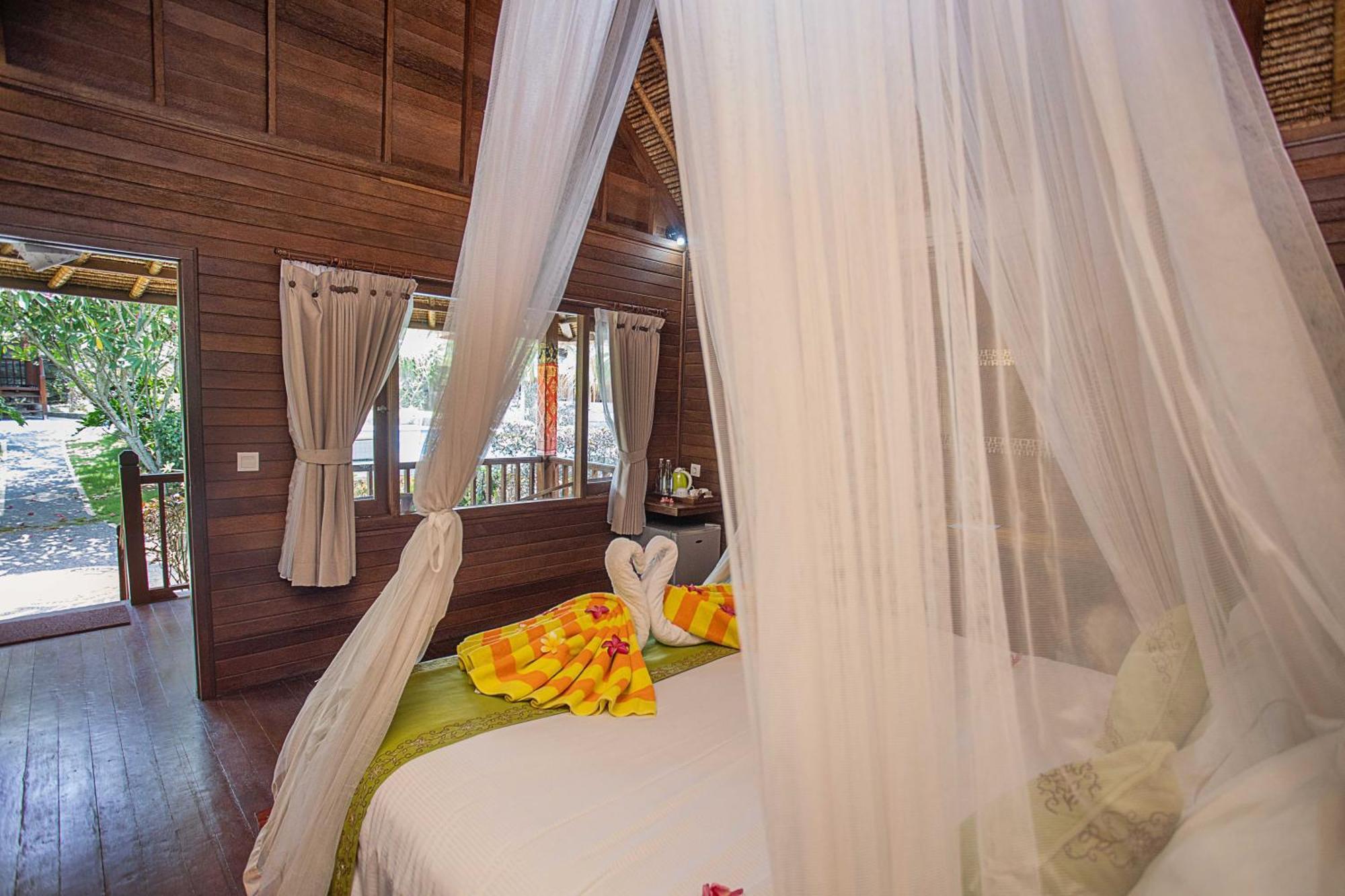 Lembongan Mantra Huts Hotel Exterior photo