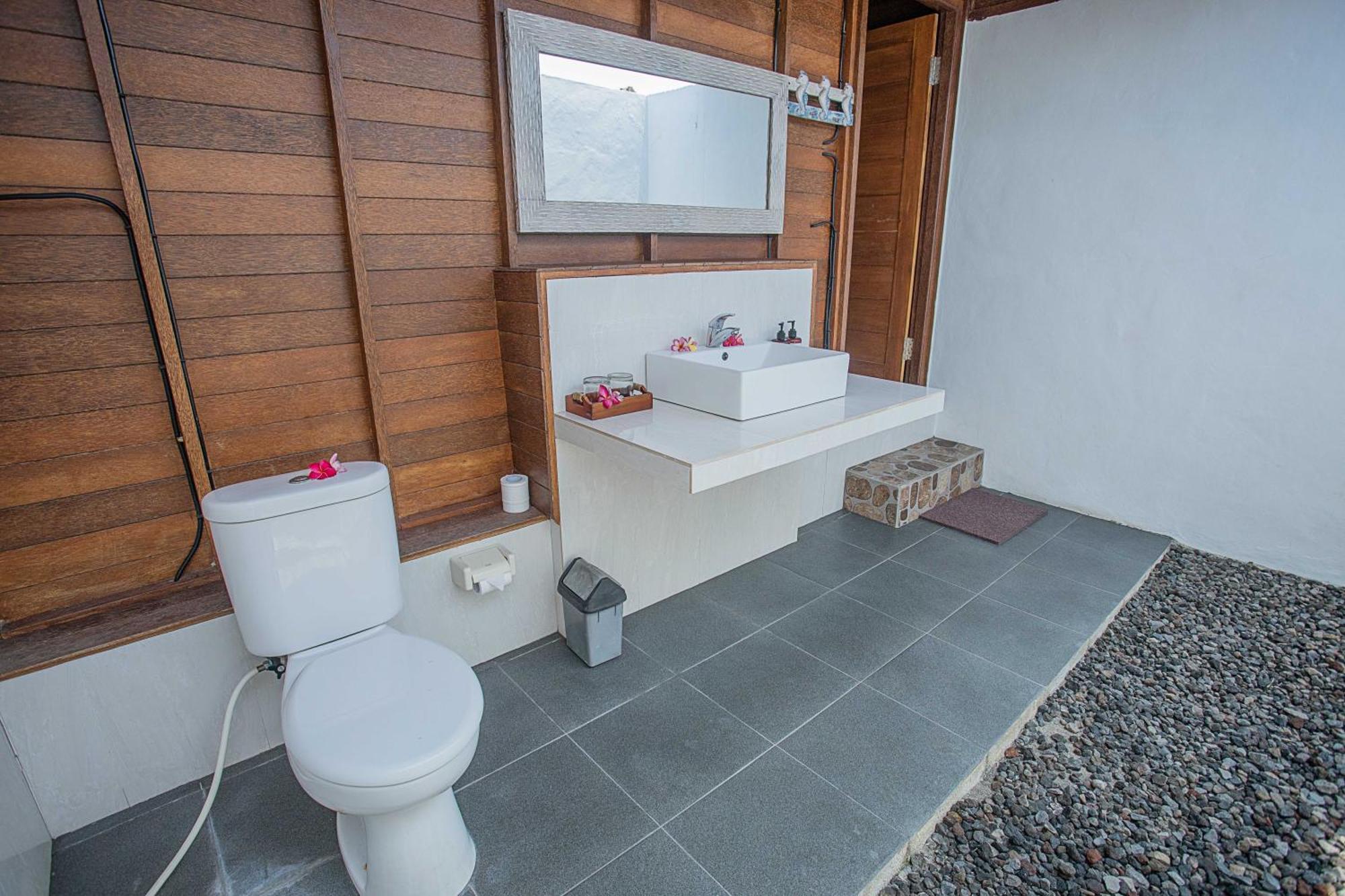 Lembongan Mantra Huts Hotel Exterior photo