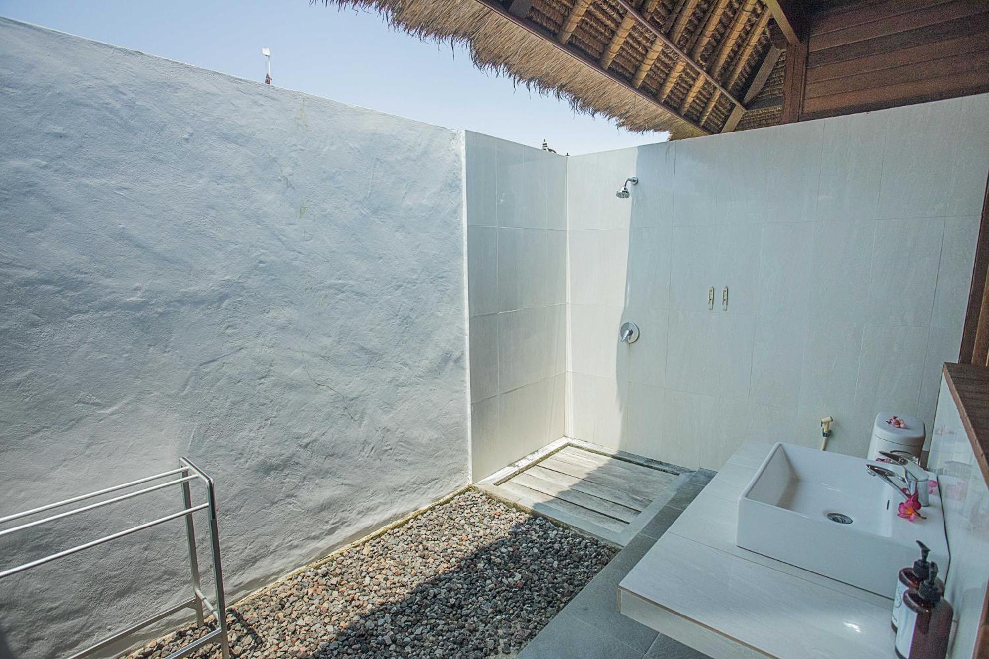 Lembongan Mantra Huts Hotel Exterior photo